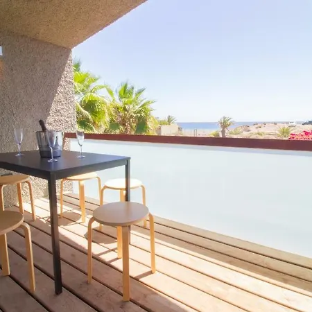 Willa The Treasure - First Line Beach Design With Jacuzzi And Pool *