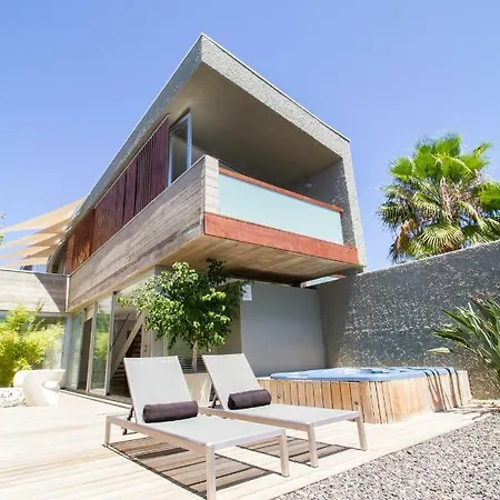 The Treasure - First Line Beach Design With Jacuzzi And Pool Willa